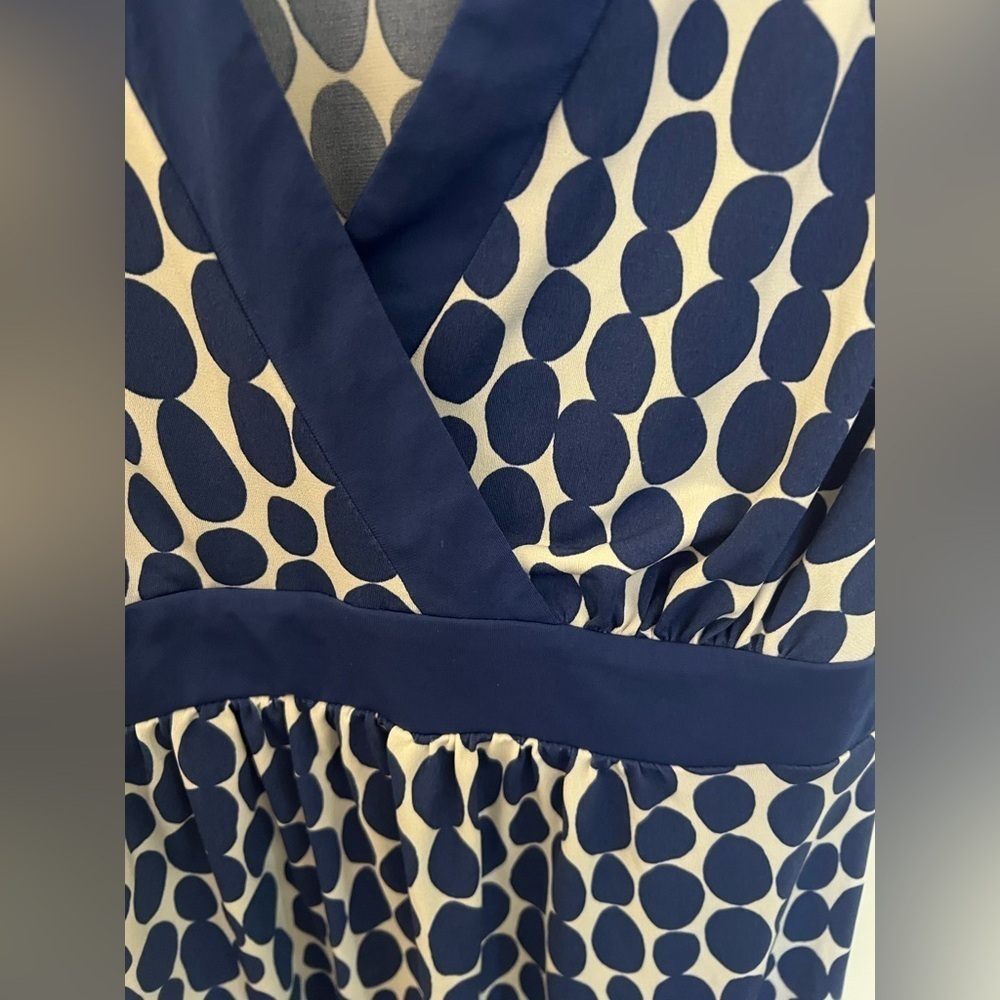 MOTHERHOOD MATERNITY V NECK DRESS. SIZE SMALL PURPLE AND WHITE POLKA DOTS. - Picture 3 of 8